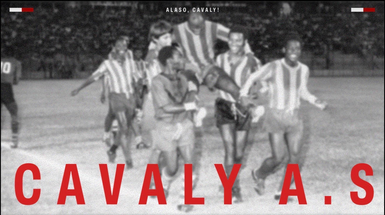 Archive - supporters et joueurs sur le terrain, Léogâne.
